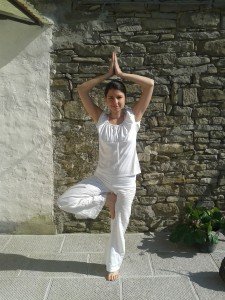Tre posizioni yoga per rafforzare la stabilità e l'equilibrio di corpo e mente.