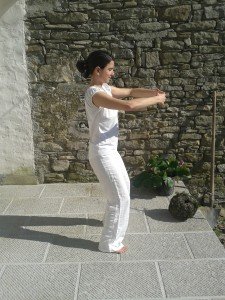 Tre posizioni yoga per rafforzare la stabilità e l'equilibrio di corpo e mente.